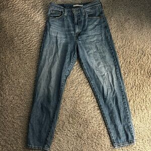 Vintage, 100% cotton high waisted Mom Jean.  Levi’s. 27W 27L